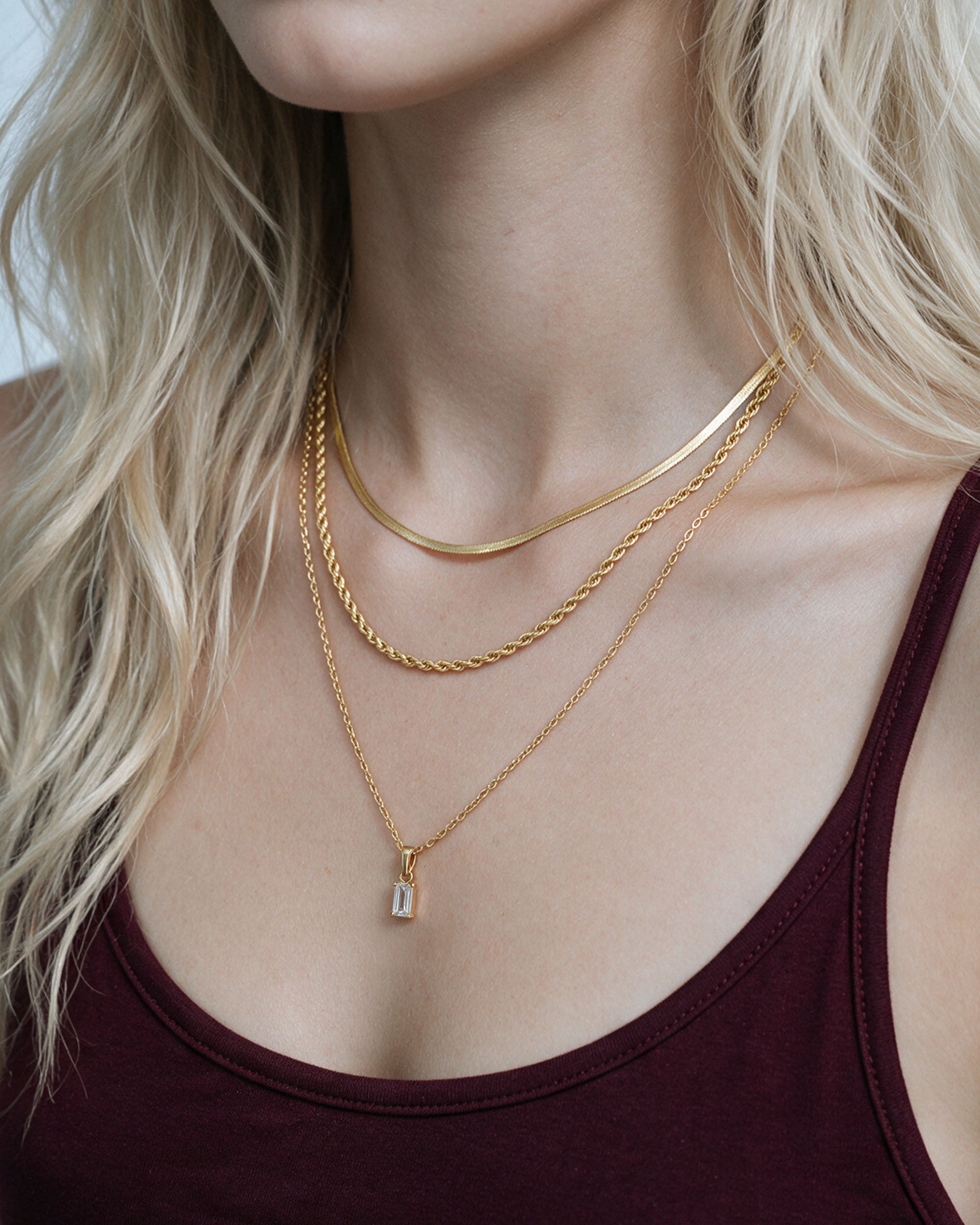 
Thin Rope Emerald Set in gold, worn by a model